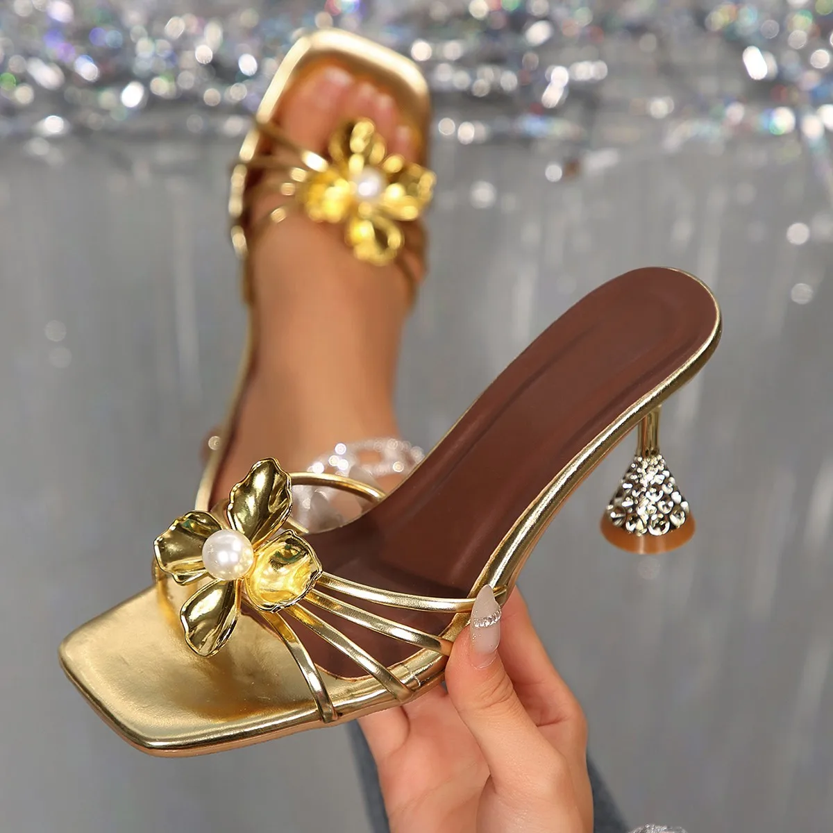 ヴィンテージメタルフラワー クリスタルコーンヒールサンダル  - Metallic Heel Sandal のレビューと価格
