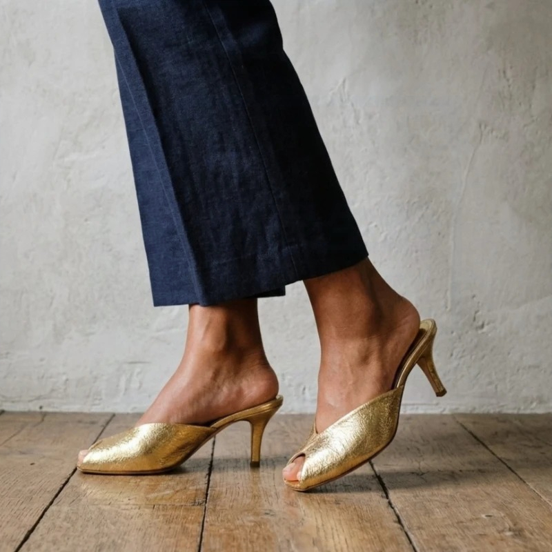 レディースパンプス デザイナーゴールド ミュールサンダル ラ - Metallic Heel Sandal のレビューと価格